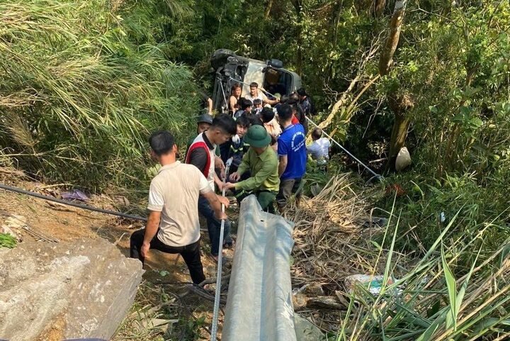 Hiện trường vụ xe khách bị lật ở Tam Đảo.