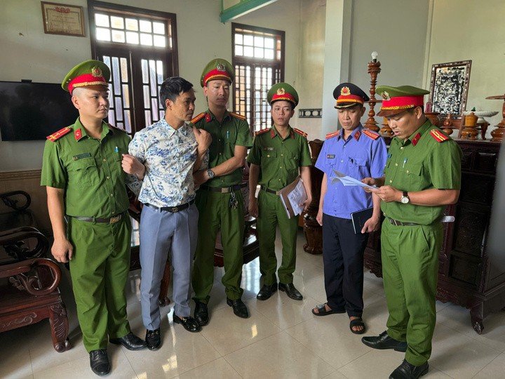 Cơ quan chức năng đang thi hành các quyết định khởi tố và lệnh bắt tạm giam với Mai Hoàng