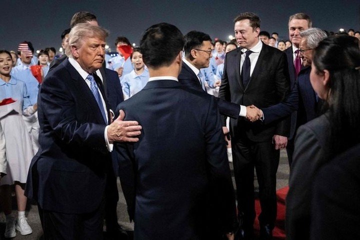 Elon Musk và Jensen Huang được nhìn thấy trong đoàn của ông Trump đến Trung Quốc. (Ảnh: Yonhap)