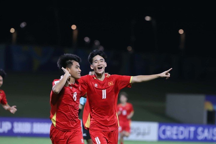 Ở cấp độ U17, các cầu thủ trẻ đã xuất sắc vượt qua đội bóng mạnh Hàn Quốc để giữ vị trí nhất bảng C.