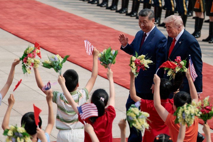 Lễ đón chính thức bắt đầu với quốc ca Mỹ The Star-Spangled Banner cùng 21 loạt đại bác chào mừng.