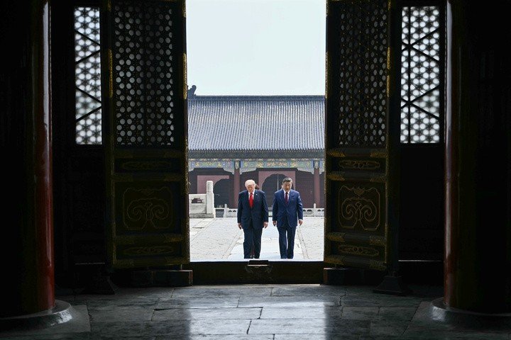 Chủ tịch Trung Quốc (phải) và Tổng thống Mỹ tham quan khu đền. (Ảnh: Brendan Smialowski/Pool qua AP)