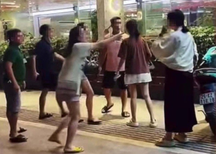 Hình ảnh xô xát giữa 2 nhóm.