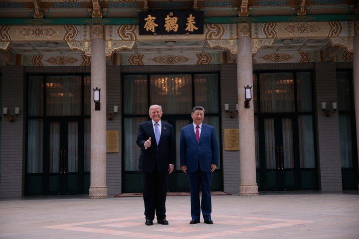 Tổng thống Mỹ Donald Trump (trái) chụp ảnh cùng Chủ tịch Trung Quốc Tập Cận Bình trong chuyến thăm khu vườn Trung Nam Hải ở Bắc Kinh ngày 15/5. (Ảnh: AP)
