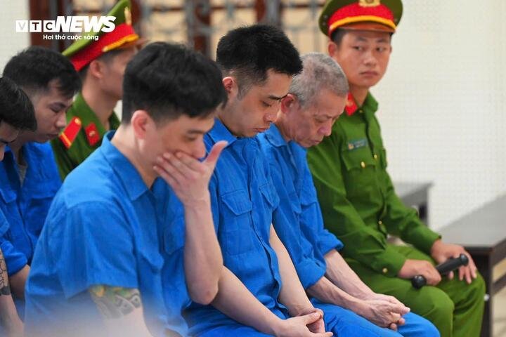 Các bị cáo bày tỏ rõ sự ăn năn, hối hận trước những hành vi phạm tội của mình, xác định cáo trạng truy tố đúng người, đúng tội.