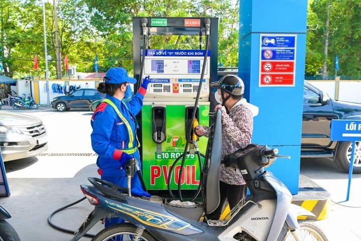 Khách hàng đổ xăng E10 tại cửa hàng xăng dầu PVOIL.