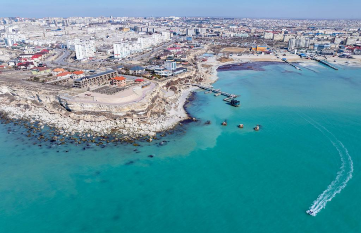 Bờ biển Caspi ở thành phố Aktau, Kazakhstan, lộ rõ bãi đá ngầm do mực nước biển giảm, tháng 3/2026. (Ảnh: Tân Hoa Xã)