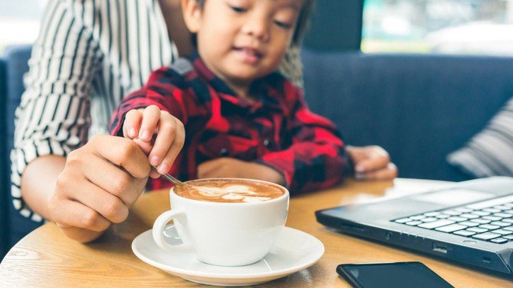Trẻ dưới 12 tuổi nên tuyệt đối tránh sử dụng cafe.