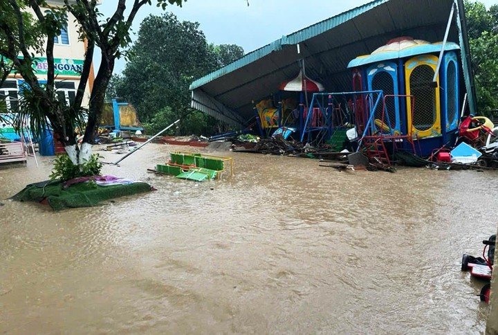 Mái che khu vui chơi của trường mầm non tại xã Đường Hoa bị dông lốc kéo sập.