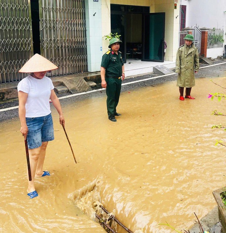 Người dân cùng chính quyền xã Quảng Hà đang chủ động tiêu thoát nước, đề phòng nguy cơ ngập úng.