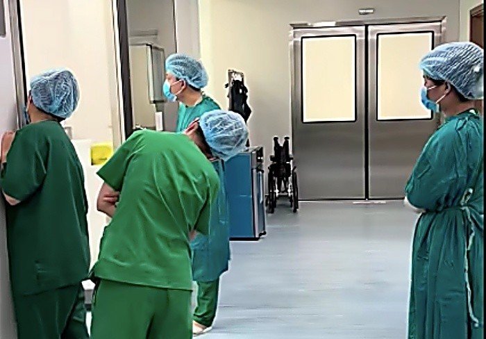 Thấy bác sĩ nép sau cánh cửa phòng mổ, nhiều người tưởng ‘trốn việc’. (Ảnh minh hoạ: MXH)