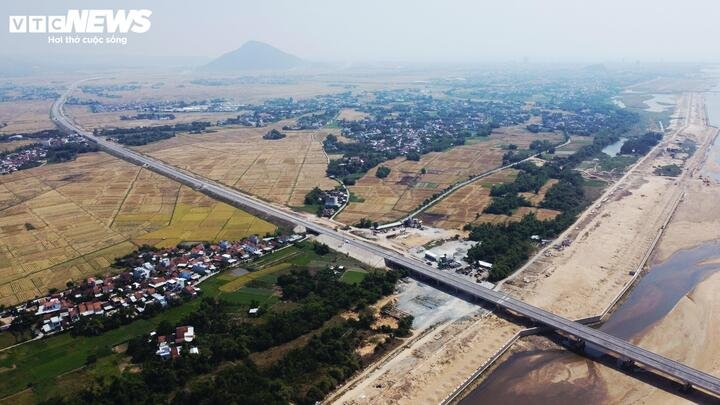 Theo đại diện chủ đầu tư, đoạn hơn 7 km tại nút giao phía nam hầm Cù Mông, thuộc xã Xuân Lộc, tỉnh Đắk Lắk, trước đây chưa thể khai thác do đường gom chưa hoàn thiện. Sau thời gian đẩy nhanh thi công, toàn bộ tuyến nay đã đủ điều kiện lưu thông.
