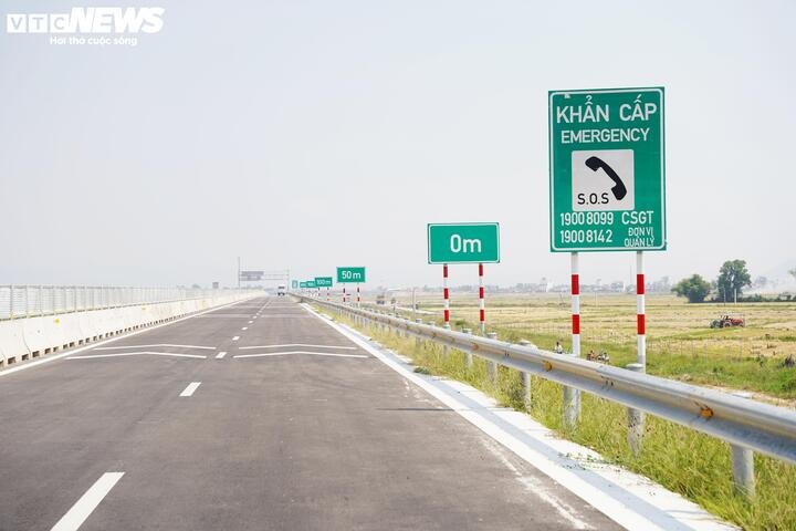 Các biển báo đã được lắp đặt đầy đủ.