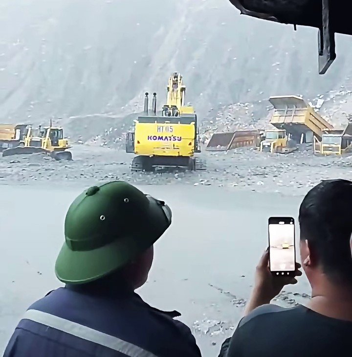 Mưa lớn cuốn trôi đất đá khiến xe tải chuyên chở than tại khai trường Công ty than Hà Tu bị mắc kẹt, đơn vị này phải huy động máy xúc giải cứu.