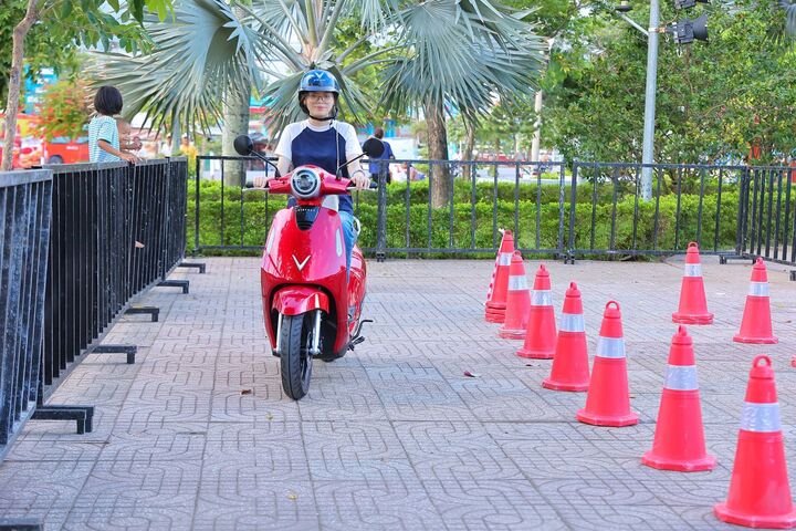Chị Phạm Thảo Nguyên trải nghiệm mẫu Evo đổi pin tại sự kiện.