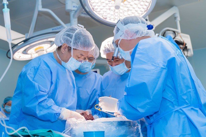 Ê-kíp bác sĩ Vinmec trong một ca ghép gan.