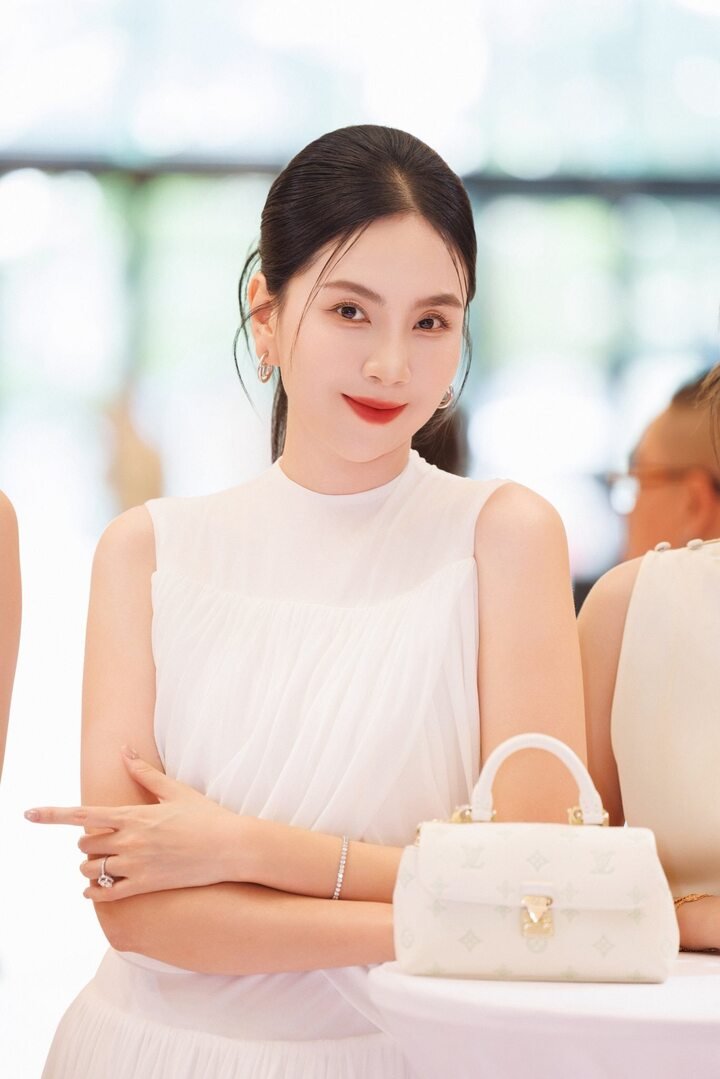Nhiều khán giả nhận xét nhan sắc của Mai Ngọc ngày càng mặn mà sau khi kết hôn và sinh con. Không ít bình luận khen nữ MC sở hữu vóc dáng