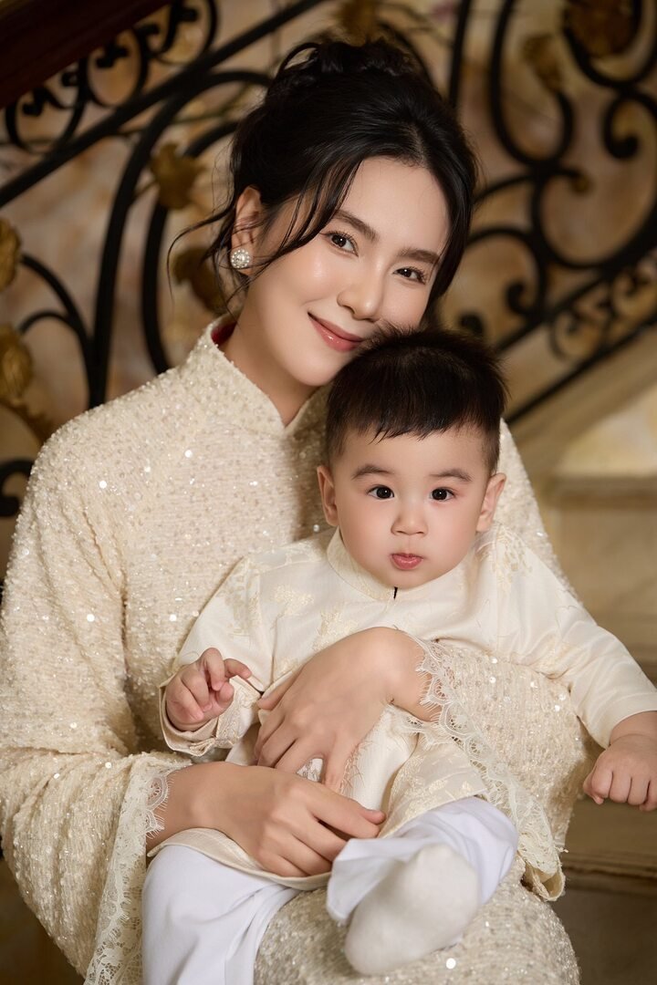 Khác với hình ảnh thường xuyên du lịch hay tụ họp bạn bè trước đây, nữ MC hiện ưu tiên phần lớn thời gian cho gia đình và con trai.