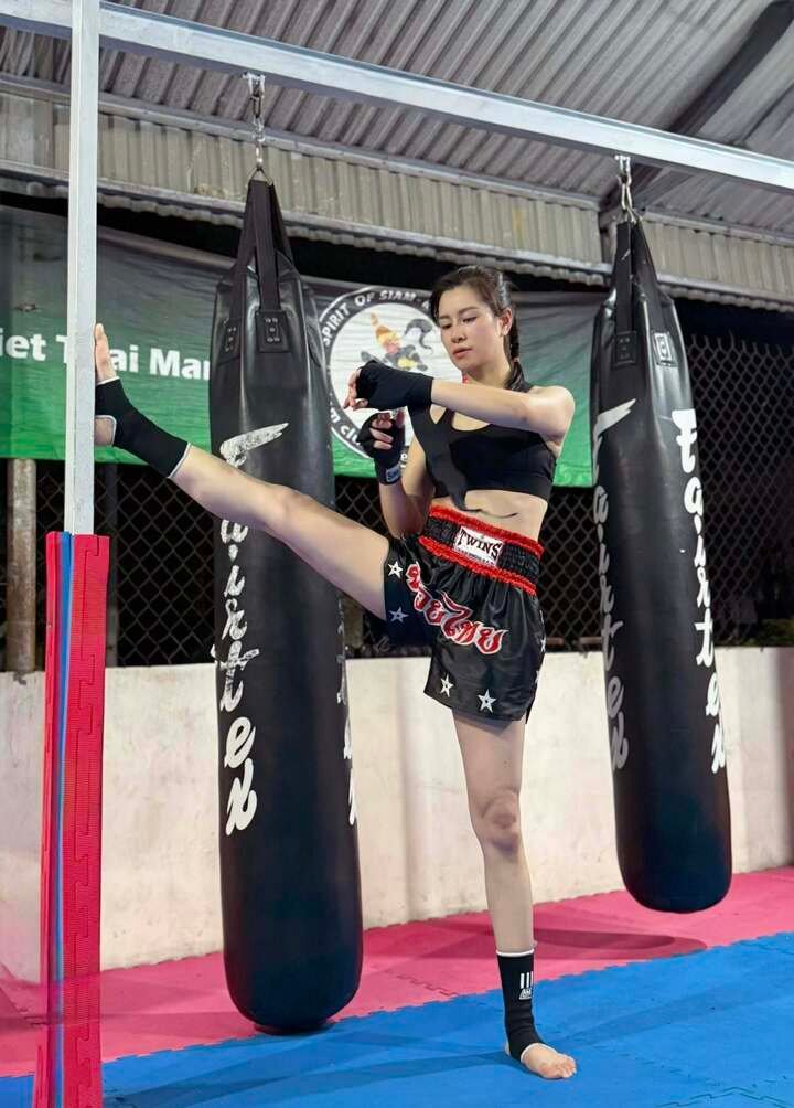 Ngoài ra, Lưu Huyền Trang còn là “tín đồ” của Muay Thái và gắn bó với bộ môn này suốt nhiều năm. Chính vì vậy, khi xem những cảnh Mai Ly bị đánh trên phim, không ít khán giả đã hài hước “bức xúc” thay nữ diễn viên, liên tục để lại bình luận kiểu: “Ủa tập Muay mà sao không tung chỏ?” hay đòi “đến xử hộ” một cách hài hước.