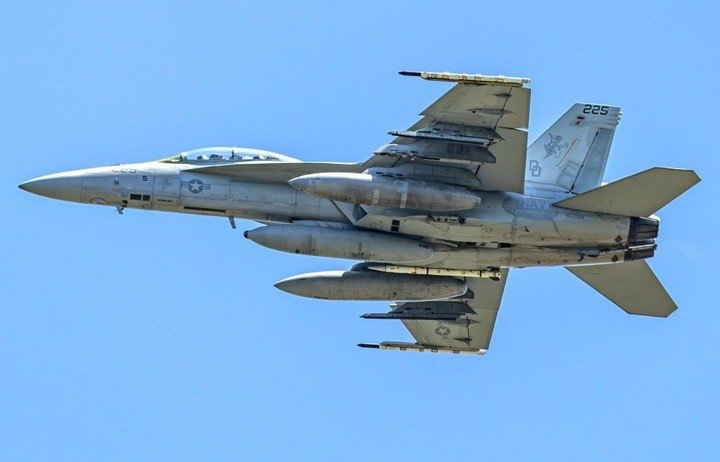 Chiếc F/A-18F của phi đội VX-31 mang theo tên lửa AIM-260. Ảnh The War Zone