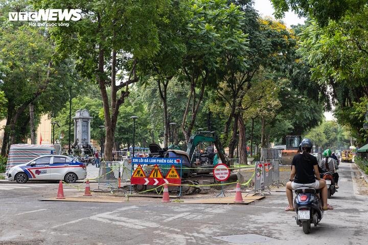 Sau mỗi ca thi công, các đơn vị phải hoàn trả mặt bằng, thu dọn vật liệu, phế thải và vệ sinh tuyến đường trước 7h sáng để đảm bảo giao thông thông suốt. Do vướng hệ thống hạ tầng ngầm dày đặc, một số vị trí chưa thể hoàn thiện việc lắp đặt cống trong một ca thi công ban đêm, buộc đơn vị thi công phải tạm hoàn trả hố móng và tiếp tục triển khai ở ca kế tiếp.