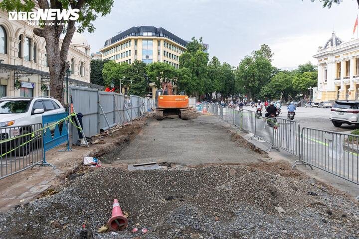 Trong khi đó, tại khu vực Quảng trường Nhà hát Lớn, các hạng mục thi công cũng đang được khẩn trương hoàn thiện để sớm hoàn trả mặt bằng phục vụ giao thông.