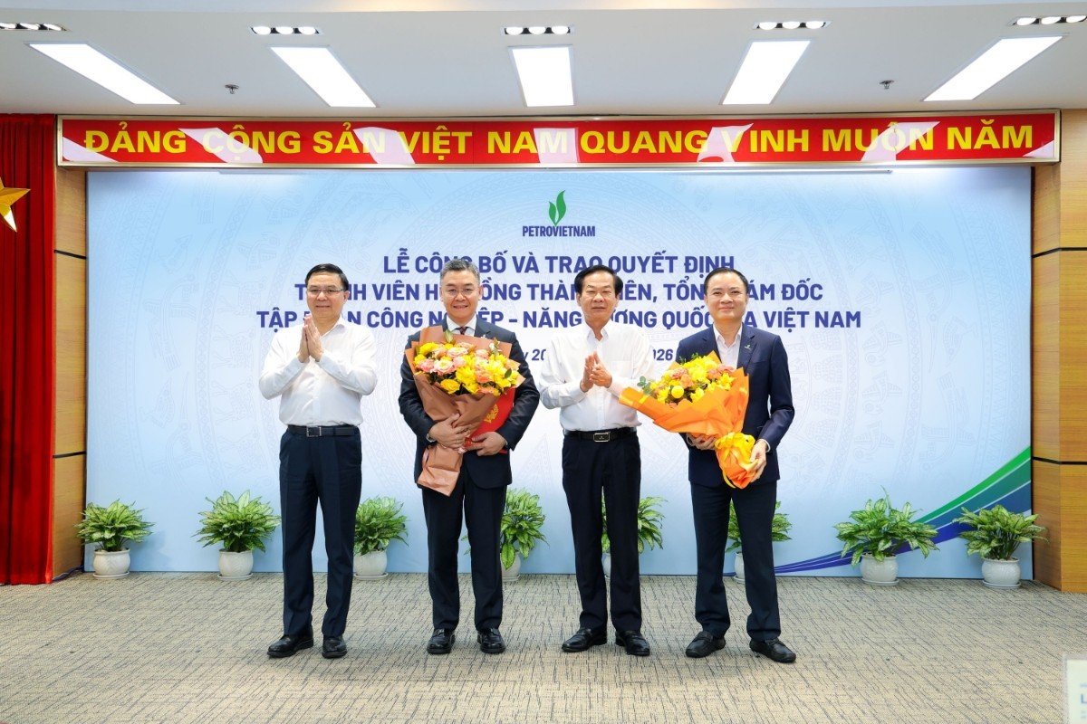 Bộ trưởng Bộ Nội vụ Đỗ Thanh Bình và Bộ trưởng Bộ Công Thương Lê Mạnh Hùng chúc mừng Petrovietnam đã kiện toàn nhân sự lãnh đạo cấp cao.