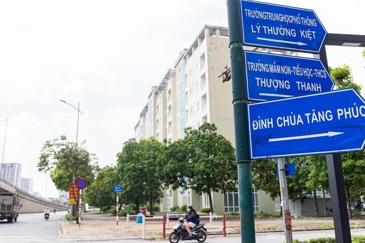 21-1779326571-can-canh-noi-o-moi-cua-cac-ho-dan-roi-ven-song-hong-de-xay-cau