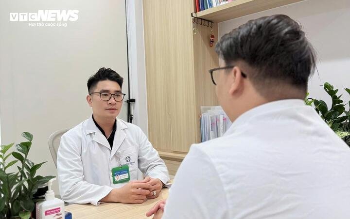 Ths.Bs Hoàng Quốc Lân tư vấn sức khoẻ cho người bệnh. (Ảnh: NL)