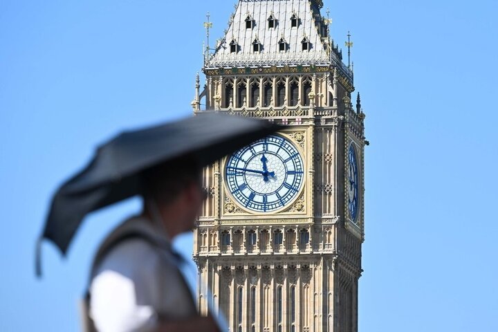 Người dân đi bộ dưới cái nắng gay gắt ở London, Anh. (Ảnh: Shutterstock)
