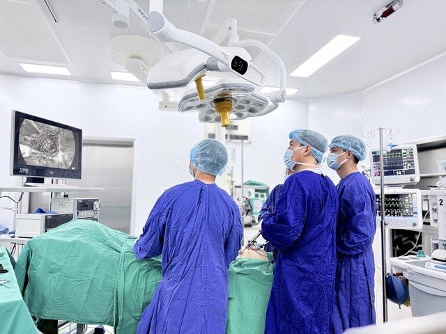 Vinmec Hạ Long nội soi bóc tách thành công khối u hiếm gặp, giữ trọn khả năng sinh sản cho người bệnh trẻ- Ảnh 2. Vinmec Hạ Long nội soi bóc tách thành công khối u hiếm gặp, giữ trọn khả năng sinh sản cho người bệnh trẻ- Ảnh 2.