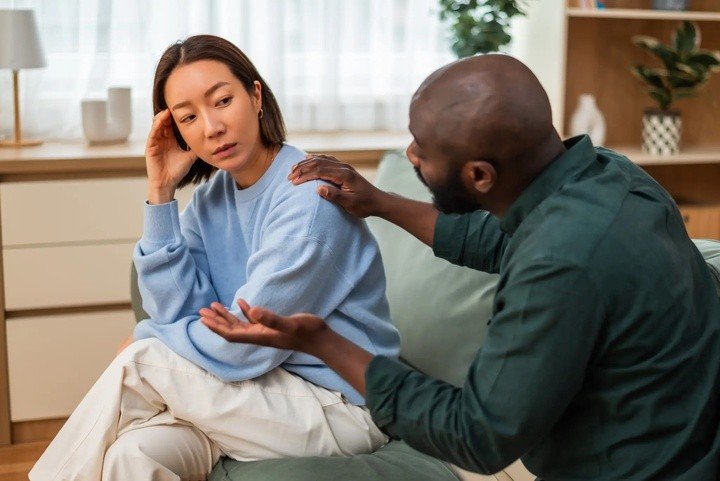 Chuyên gia lưu ý rằng, có sự khác biệt rõ rệt giữa sự lo lắng rất bình thường trong mối quan hệ và sự không phù hợp thực sự.