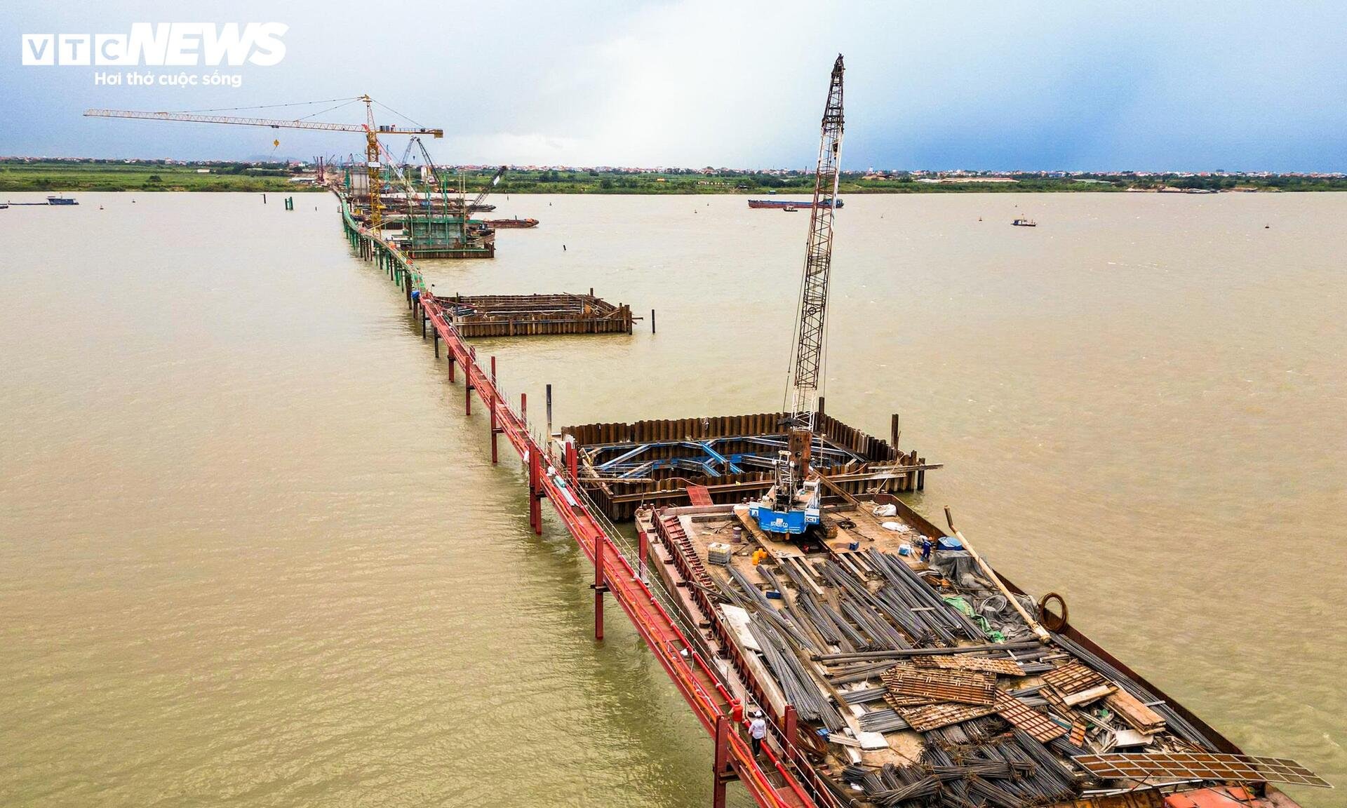 Loạt trụ cầu Hồng Hà vươn cao trên sông Hồng sau hơn nửa năm thi công - 2