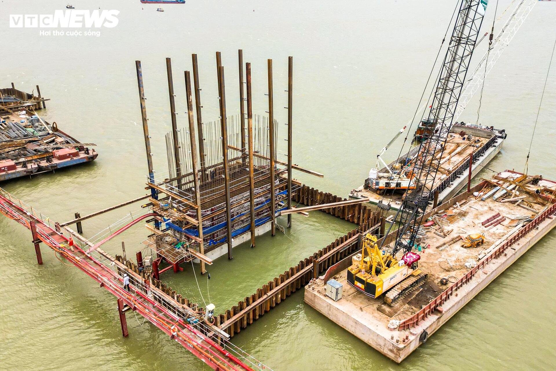 Loạt trụ cầu Hồng Hà vươn cao trên sông Hồng sau hơn nửa năm thi công - 5