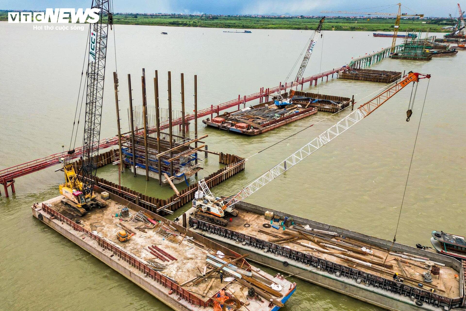Loạt trụ cầu Hồng Hà vươn cao trên sông Hồng sau hơn nửa năm thi công - 7