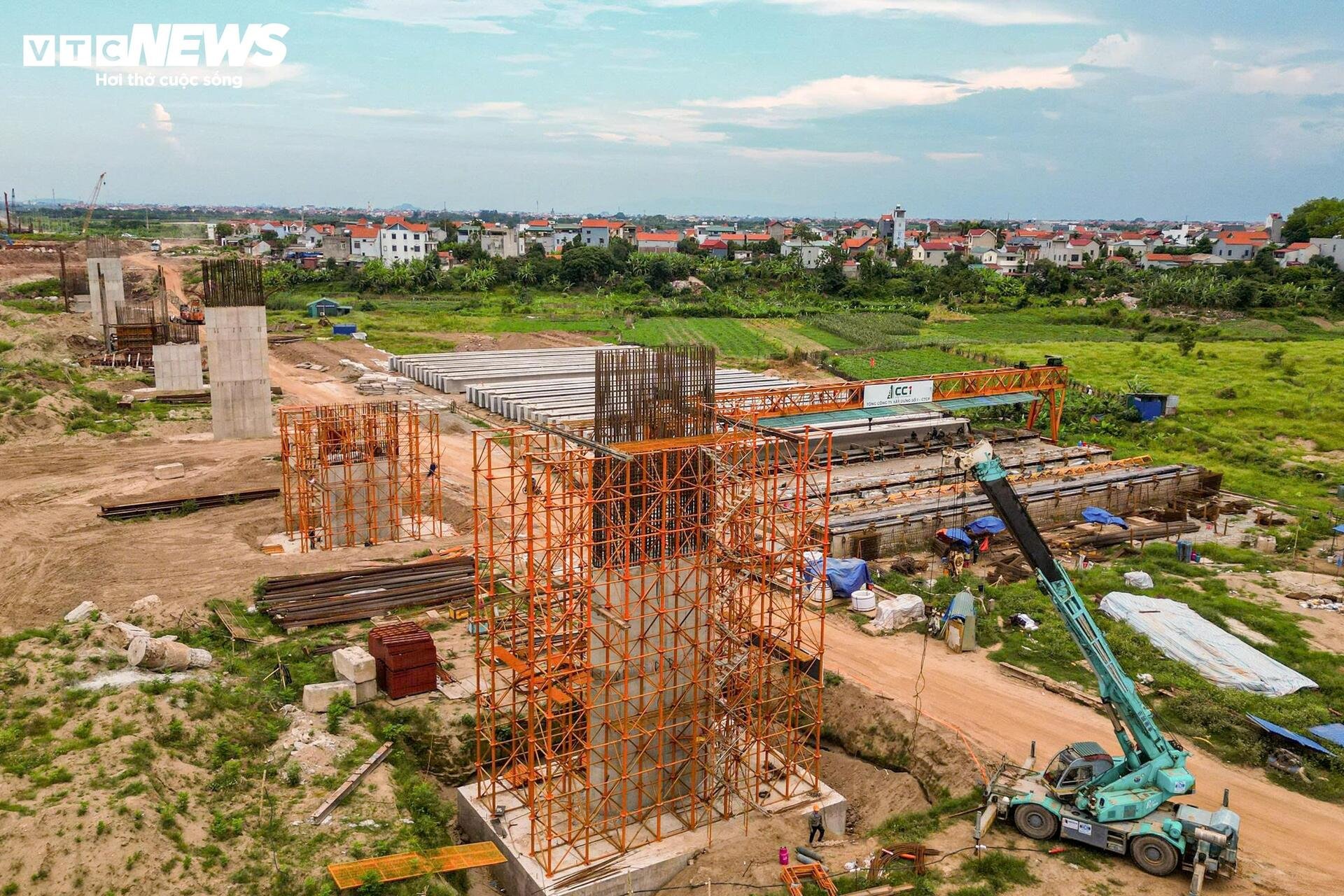 Loạt trụ cầu Hồng Hà vươn cao trên sông Hồng sau hơn nửa năm thi công - 8