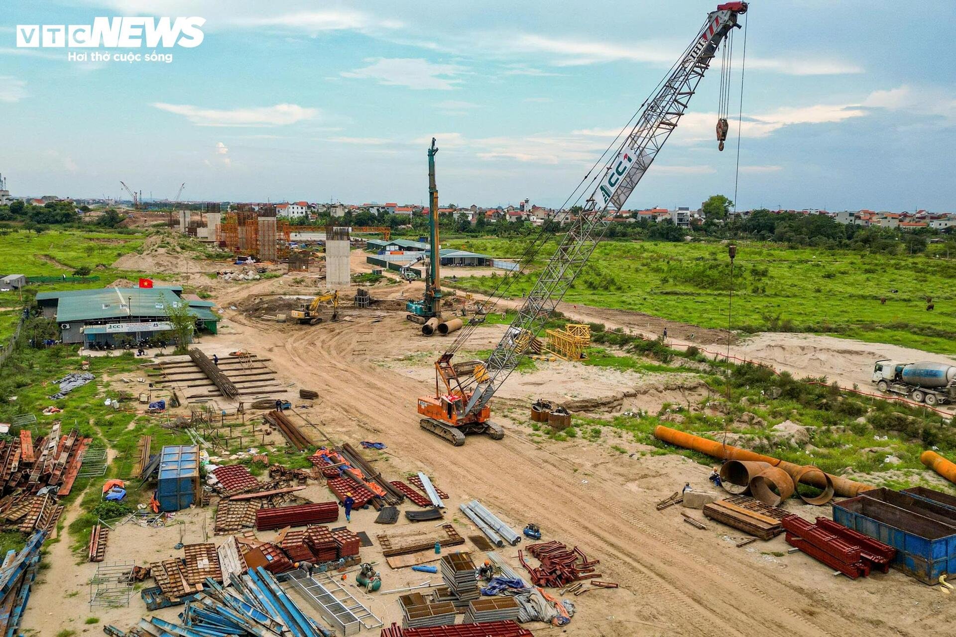 Loạt trụ cầu Hồng Hà vươn cao trên sông Hồng sau hơn nửa năm thi công - 10