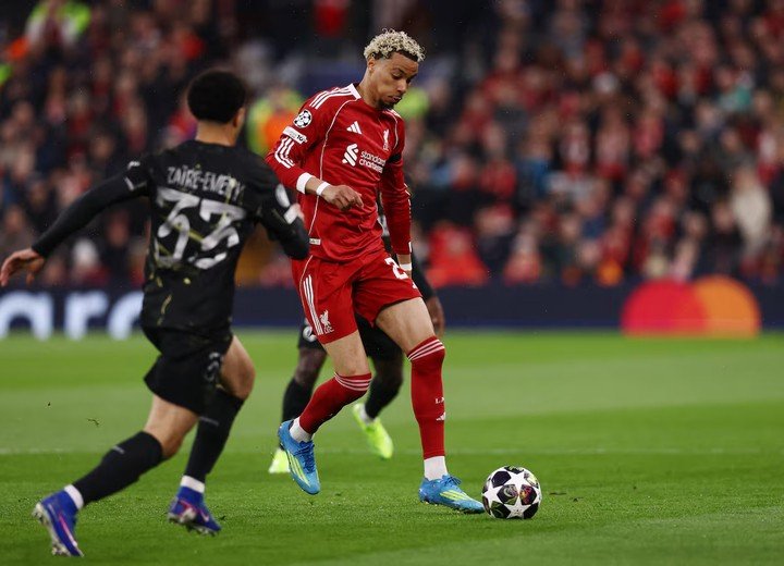 Hugo Ekitike của Liverpool trong pha tranh chấp với Warren Zaire-Emery của Paris Saint-Germain. (Nguồn: Reuters)