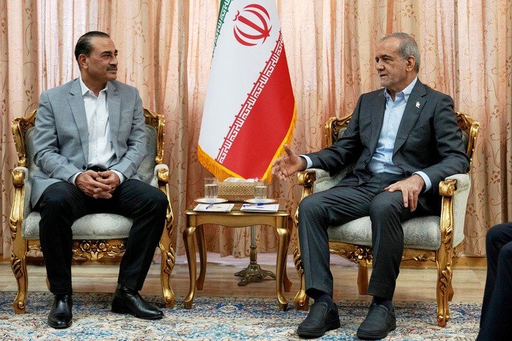 Tổng thống Iran Masoud Pezeshkian (phải) trao đổi với Tổng tham mưu trưởng quân đội Pakistan, Thống chế Asim Munir, tại Tehran, Iran, ngày 23/5/2026. (Ảnh: Văn phòng Tổng thống Iran/AP)