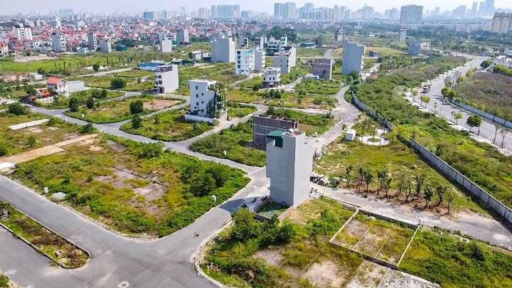Đất nền tại nhiều điểm 'nóng' giám giá.
