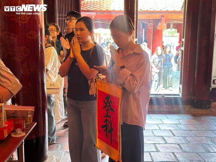 Rất đông học sinh, phụ huynh đến Văn Miếu - Quốc tử giám trước kỳ thi quan trọng để 