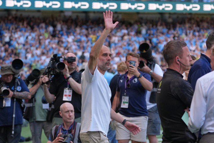 Guardiola khá trầm lặng trong trận đấu cuối cùng. Ông dành phần lớn thời gian đứng nhìn khắp sân. Ông đã không kìm được xúc động trong ngày khép lại hành trình 10 năm cùng Manchester City.
