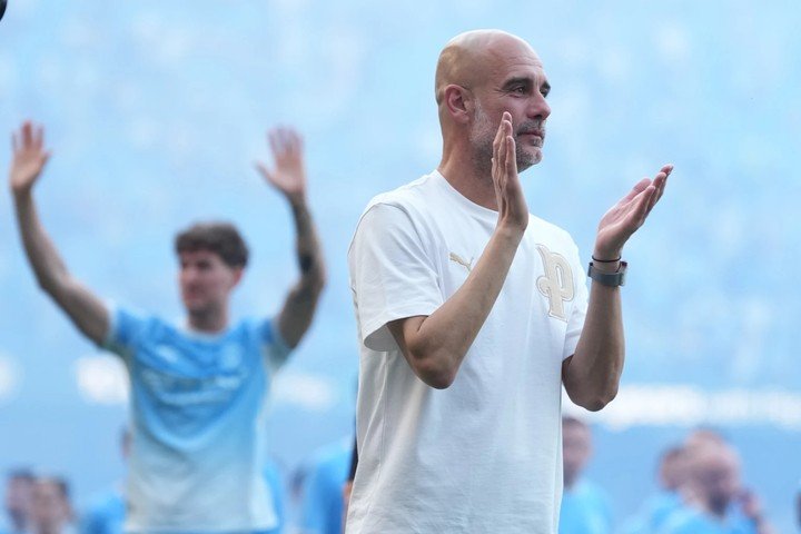 Không chỉ mang về danh hiệu, Guardiola còn có sự gắn kết đặc biệt với CĐV Man City. Ông nói rằng nếu người hâm mộ gặp mình trong tương lai, hãy đến ôm ông, nói rằng