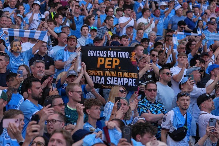 Sau khi trận đấu kết thúc, người hâm mộ vẫn nán lại rất lâu để chia tay Guardiola. “Tôi đang rất run lúc này. Vì sao các bạn lại yêu quý tôi nhiều đến thế? Vì sao các bạn làm tôi xúc động như vậy?”, Guardiola nói với người hâm mộ.