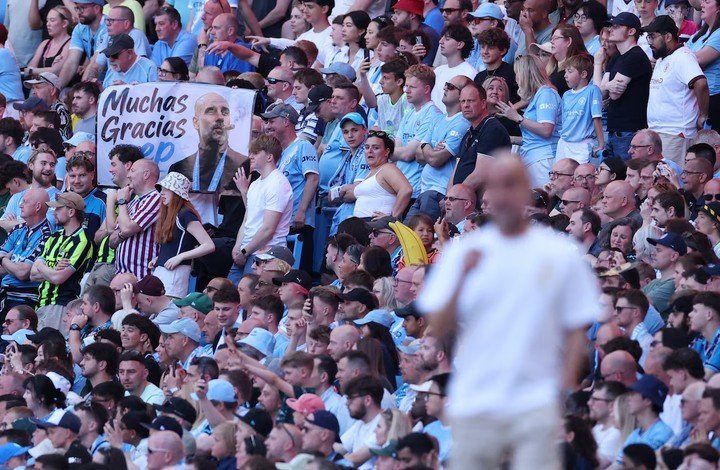 Man City vinh danh Guardiola bằng cách đặt tên ông cho khán đài phía Bắc mới được xây dựng tại Etihad. Ông cũng sẽ đảm nhận vai trò đại sứ toàn cầu của CLB.