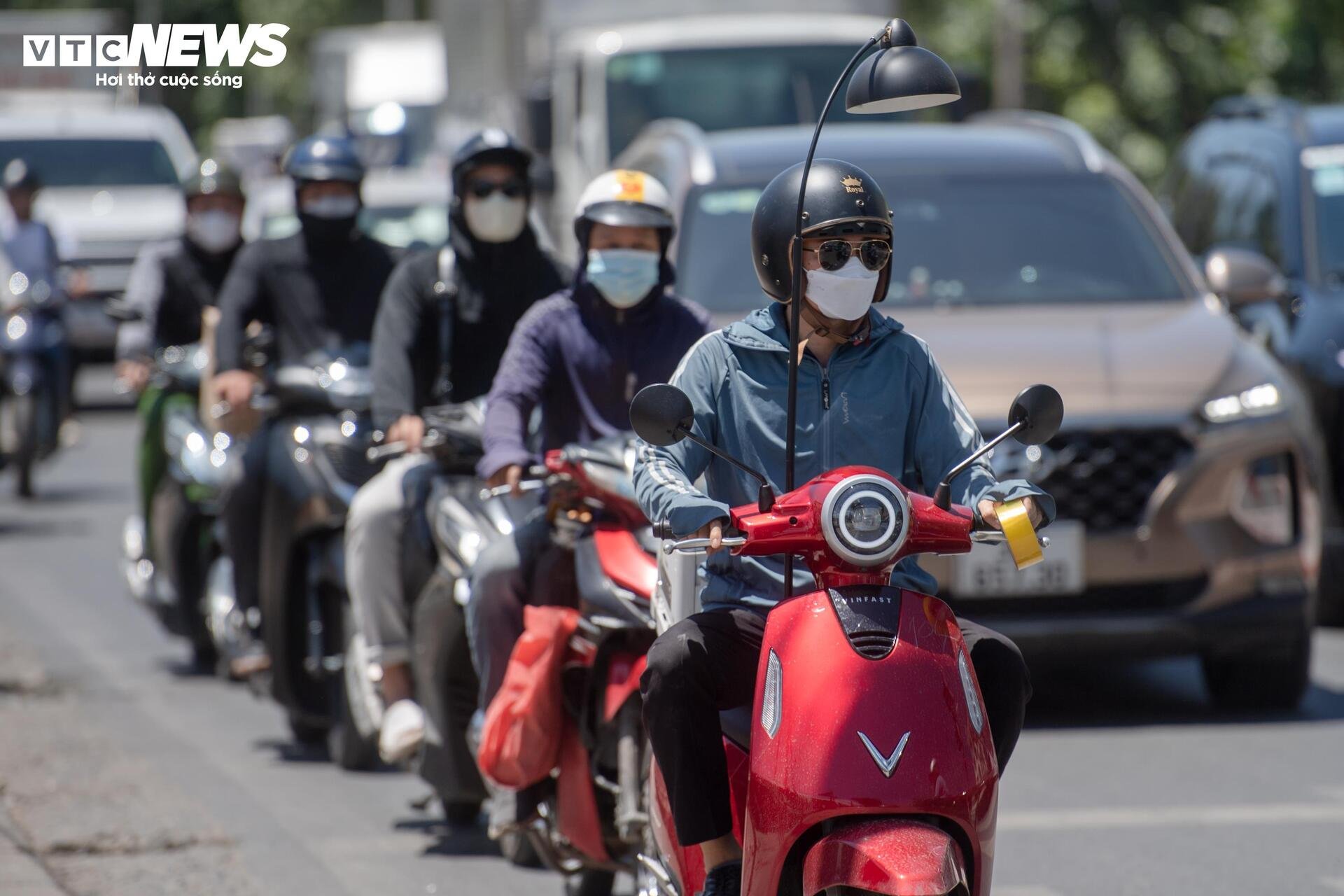 Công nhân bám công trường giữa trời nắng như thiêu đốt hơn 50℃ - 2