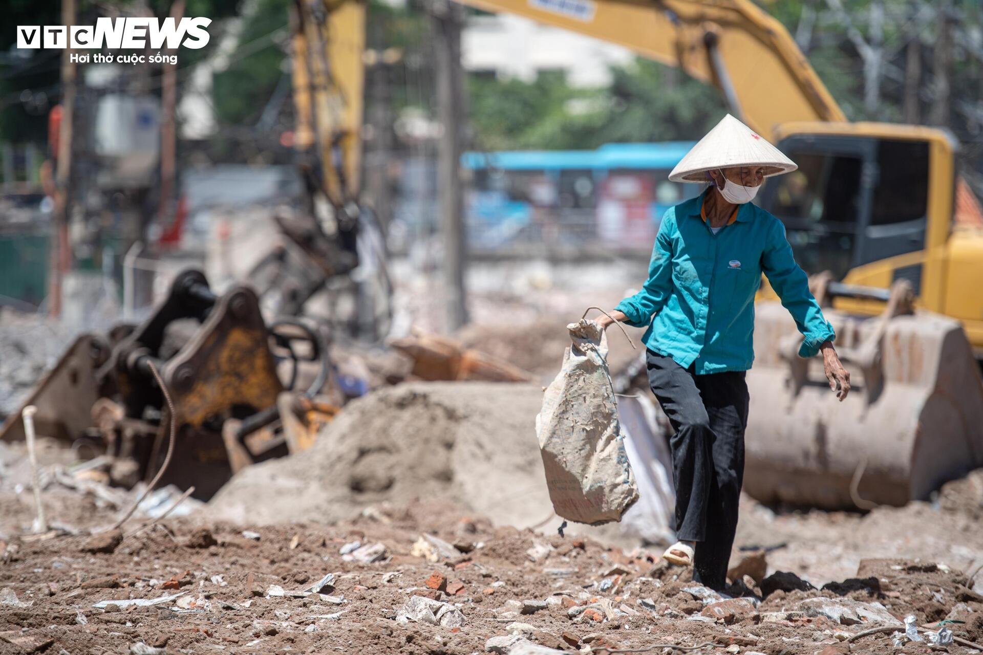 Công nhân bám công trường giữa trời nắng như thiêu đốt hơn 50℃ - 9
