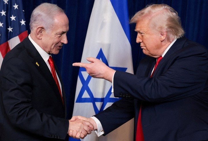 Tổng thống Mỹ Donald Trump và Thủ tướng Israel Benjamin Netanyahu sau cuộc gặp tại khu nghỉ dưỡng Mar-a-Lago ở Palm Beach, bang Florida, Mỹ ngày 29/12/2025. (Ảnh: Reuters)