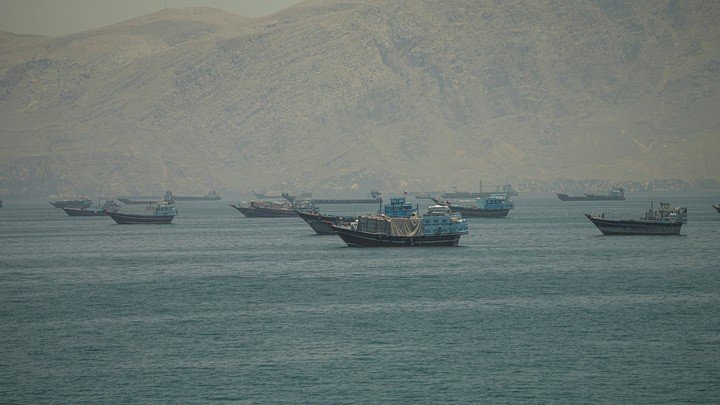 Các tàu thuyền di chuyển qua eo biển Hormuz nhìn từ Musandam, Oman ngày 25/5/2026. (Ảnh: Reuters)