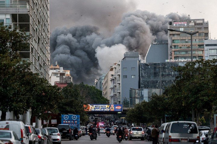 Khói bốc lên sau một cuộc không kích của Israel nhằm vào khu phố Bachoura ở trung tâm Beirut, Lebanon, trong bối cảnh xung đột giữa Hezbollah và Israel leo thang giữa cuộc chiến Mỹ - Israel với Iran, ngày 12/3/2026. (Ảnh: Reuters)